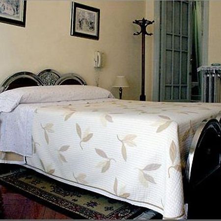 Hostal Delfina Madrid Kültér fotó