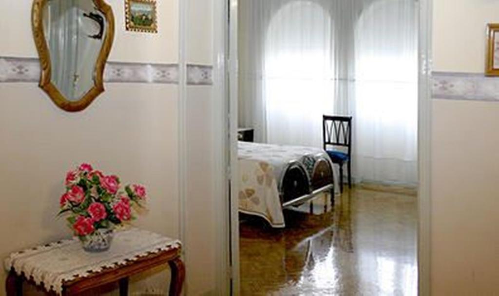 Hostal Delfina Madrid Szoba fotó
