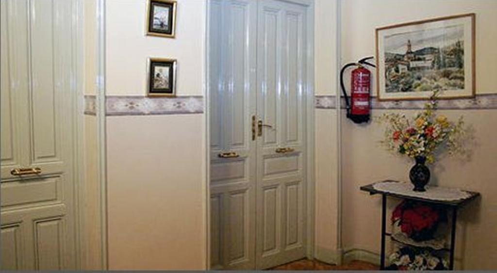 Hostal Delfina Madrid Kültér fotó